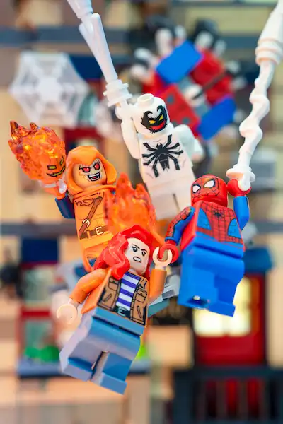 LEGO Spider-Man swings through the city while saving MJ from Hobgoblin and White Venom.